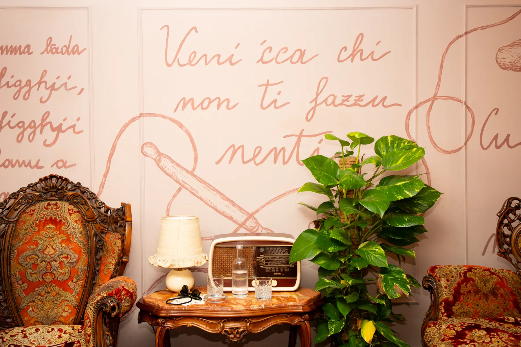 La sala e i dettagli della trattoria Nonna Lucia