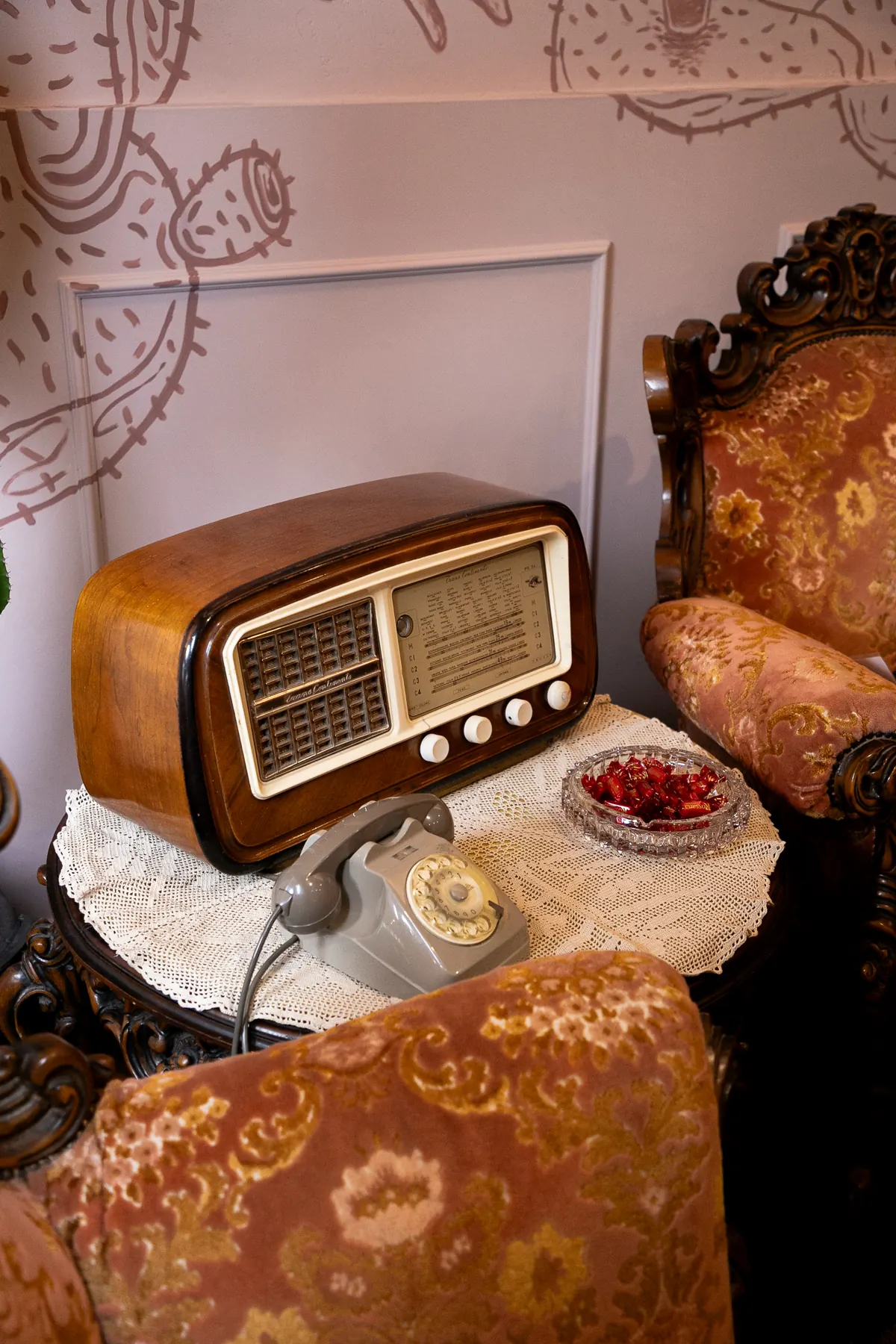 La sala e i dettagli della trattoria Nonna Lucia