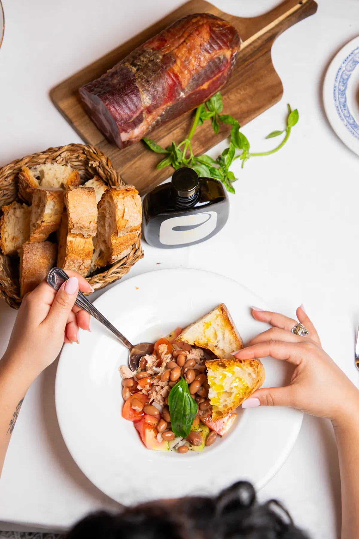 Piatti calabresi e pane sulla tavola di Nonna Lucia